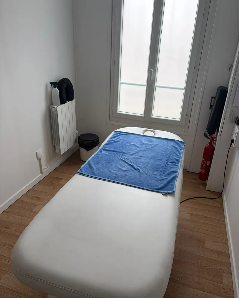 Salle de soin du cabinet d’ostéopathie de Yanis Saci Ghania à Bezons